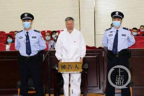  7月14日，工作43年的老警察张江武站上被告席。/甘肃省定西市中院