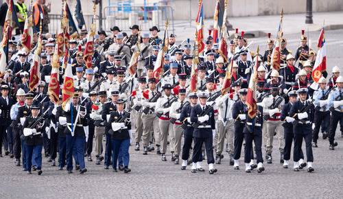 这是7月14日在法国巴黎协和广场拍摄的国庆阅兵式现场。新华社发