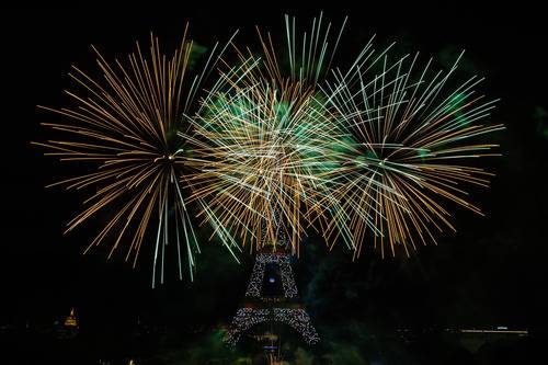  7月14日，庆祝国庆日的烟花在法国巴黎埃菲尔铁塔附近绽放。新华社发