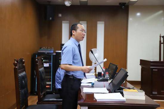 涉贪污巨额资金受贿八百多万，杭州公交集团原总经理助理受审