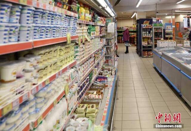 资料图：图为俄罗斯超市里物资充裕，人员稀少。中新社记者王修君摄
