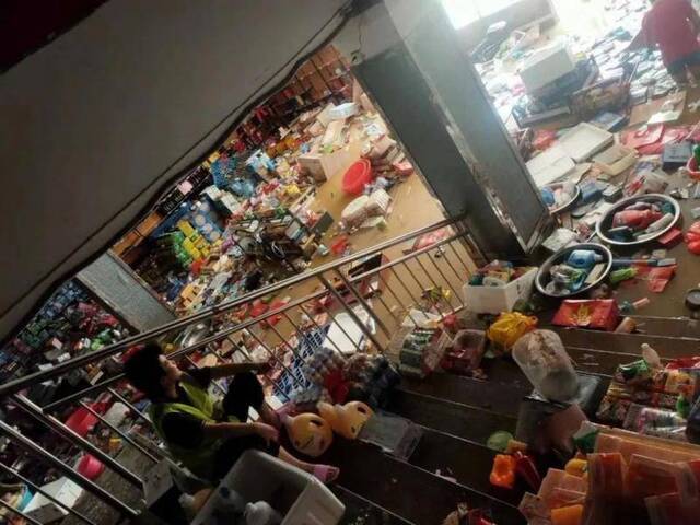 洪水掠过后的超市。图/受访者供图