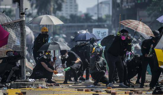 去年11月17日起暴徒占领理工大校园，与警方对峙爆发激烈冲突。