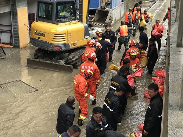 四川德格：河水倒灌民房被淹，多部门参与救援