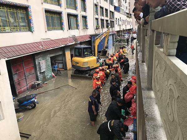 四川德格：河水倒灌民房被淹，多部门参与救援