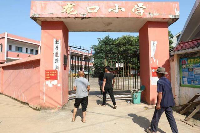 多图直击“孤岛”龙口村：小学成安置点，村民划船出行