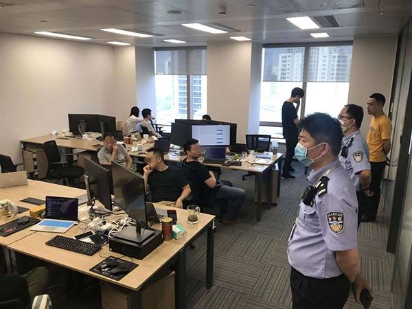 警方抓获黑产团伙。本文图均为黄浦警方供图