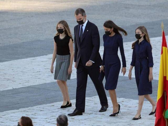 西班牙在马德里皇宫举行新冠肺炎逝者悼念仪式