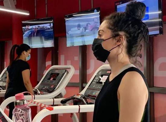 ▲6月23日，两名女子佩戴口罩在利雅得一家健身房内锻炼身体。（法新社）