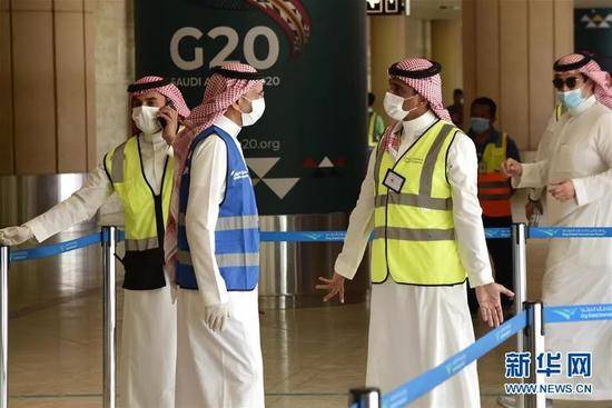 ▲资料图片：4月15日，在沙特利雅得哈立德国王国际机场，工作人员戴着口罩。新华社记者涂一帆摄