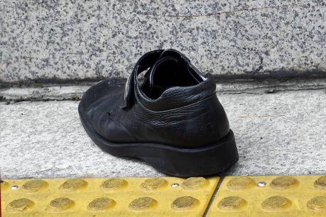 男子在国会大楼前向文在寅扔鞋被警察带走，称“让他感受侮辱感和耻辱感”