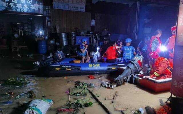 江西抗洪救援队：三年前洪灾也曾被救援，想要回报他人