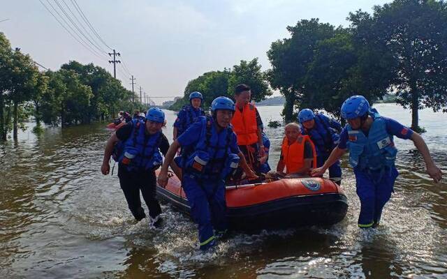江西抗洪救援队：三年前洪灾也曾被救援，想要回报他人