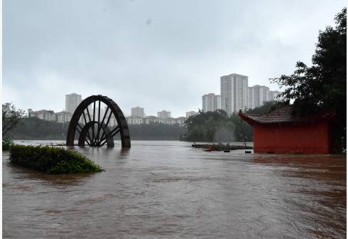 7月15日，重庆荣昌濑溪河出现超保证水位洪水。新华社图