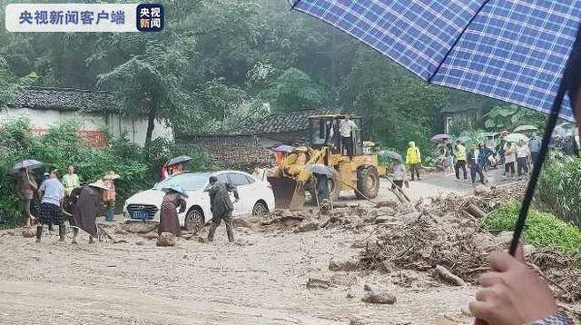 四川国道318线大竹段垮塌 多部门解救受困车辆