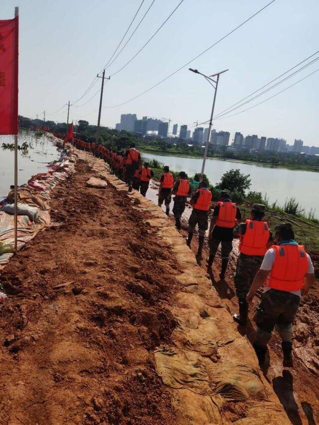 请战！归队！退役老兵千里驰援鄱阳抗洪