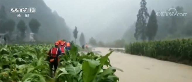 湖北利川持续暴雨河水漫堤 干群合力抢险救灾