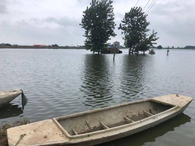 当地渔民在临近长湖的胜利垸养鱼，因水位上涨，部分渔民们在鱼塘边搭建的简易房屋被淹了