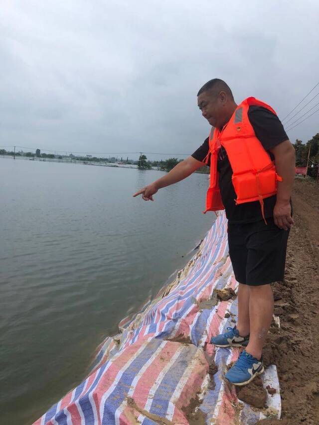 为了抢险，鲁后财和6名同村村民曾在夜色下冒着暴雨，下到长湖里面作业两小时