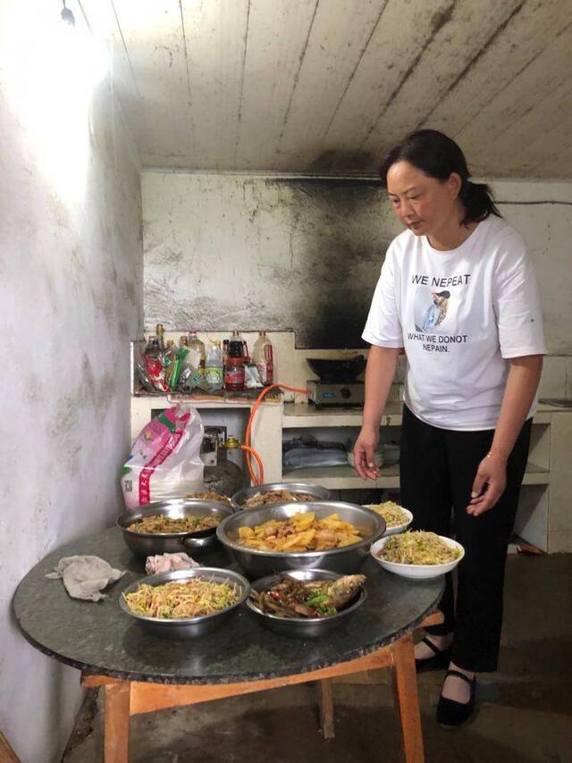 姜保梅和丈夫一起守堤，她厨艺好，主要负责给村民们做饭
