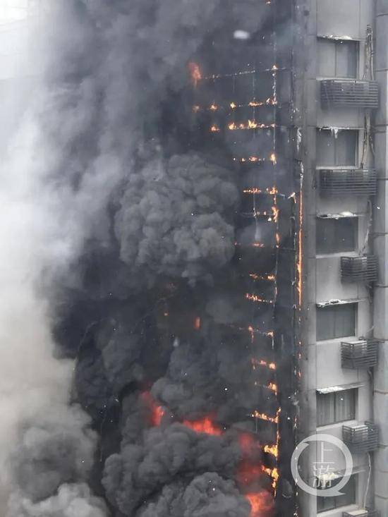 7月17日11时50分，湖北武汉市洪山区雄楚大道的武汉工程大学附近一酒店发生大火，火势凶猛。受访者供图