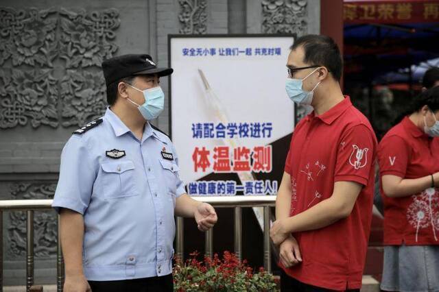 北京中考首日，民警校外设置疏导点避免人群聚集