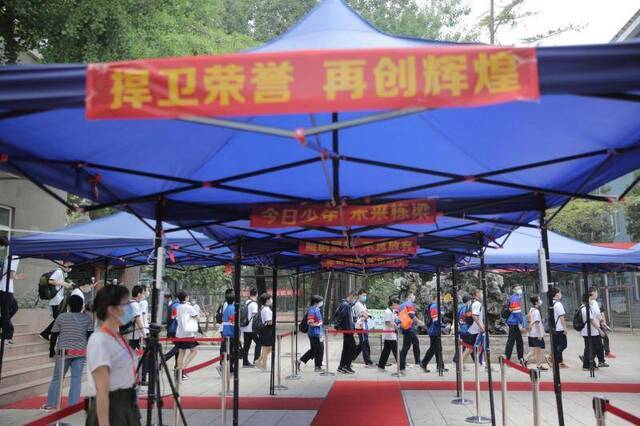 北京中考首日，民警校外设置疏导点避免人群聚集