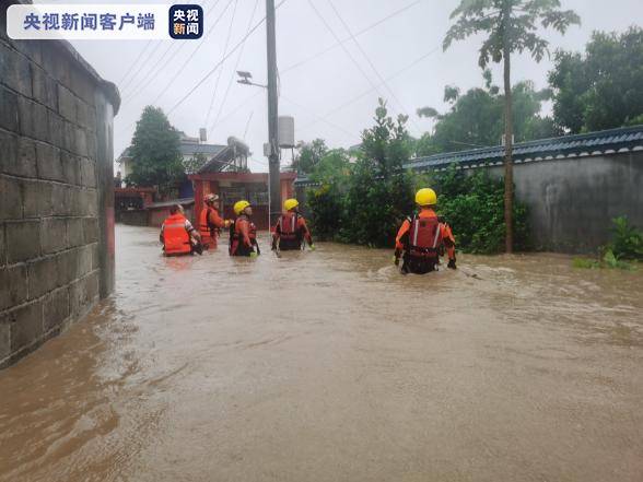 云南德宏州普降暴雨致城市内涝和山体滑坡 救援正进行