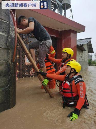 云南德宏州普降暴雨致城市内涝和山体滑坡 救援正进行