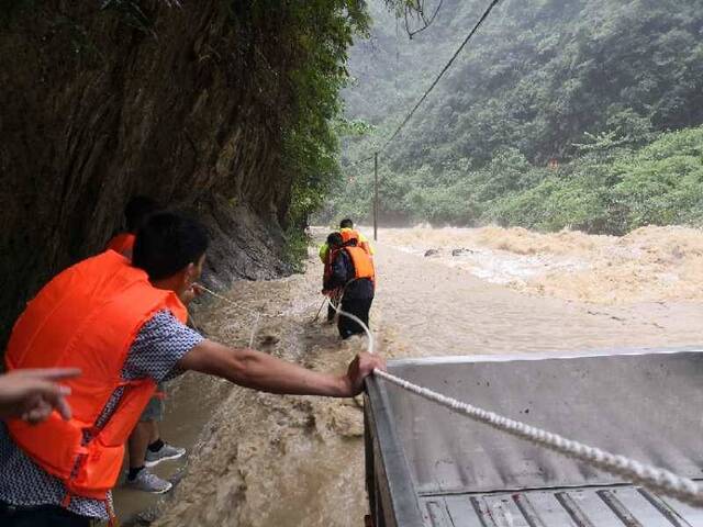 湖北恩施一家三口返乡时被困山洪中 民警拉出三百米救命绳