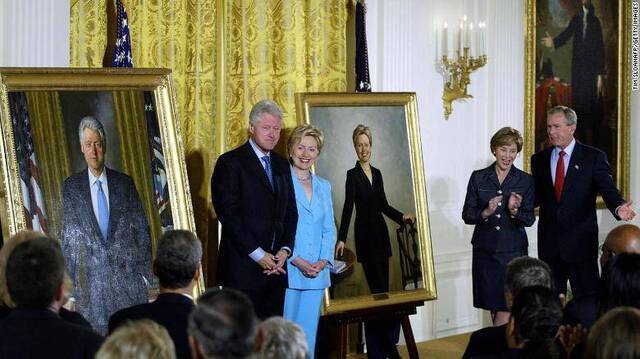 2004年6月14日，美国前总统克林顿（左）和希拉里（左二）参加在白宫东厅举行的揭幕仪式。（图源：Getty）