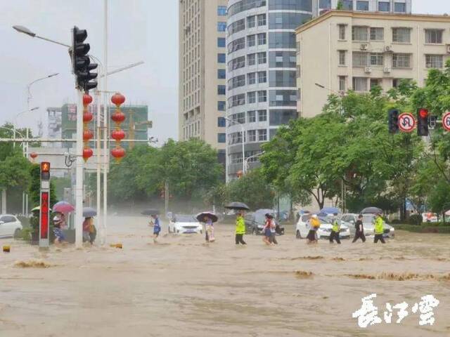 湖北恩施严重内涝！警方：非抢险救援车不得上路