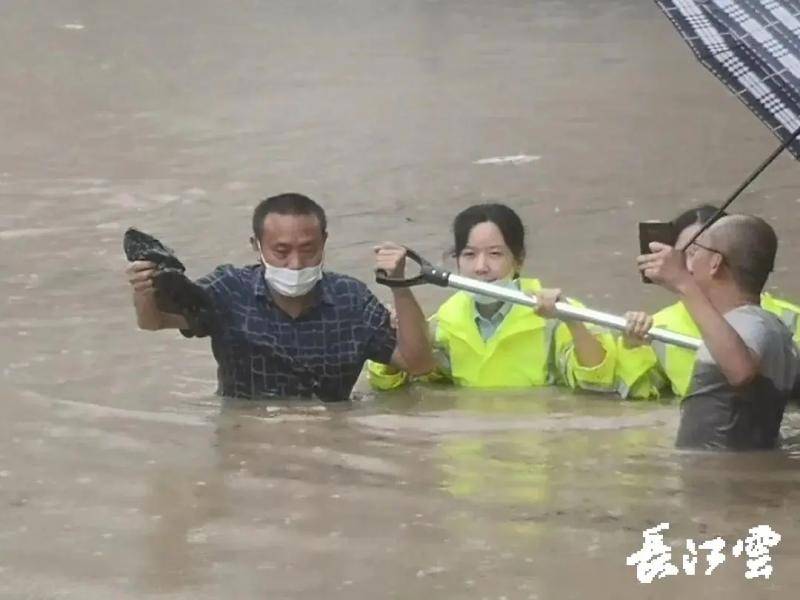 湖北恩施严重内涝！警方：非抢险救援车不得上路