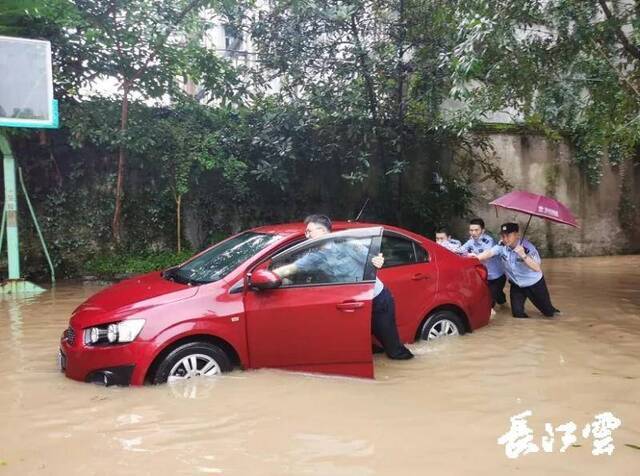 湖北恩施严重内涝！警方：非抢险救援车不得上路