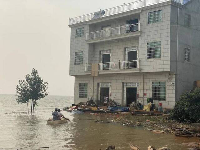 ▲邹家村的一户村民家，进出家门需要搭乘小船。新京报记者杜雯雯摄