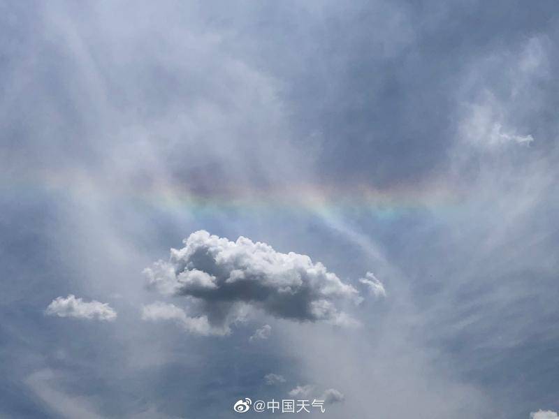 北京天空同时出现日晕和七彩云