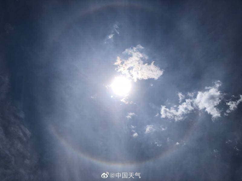 北京天空同时出现日晕和七彩云