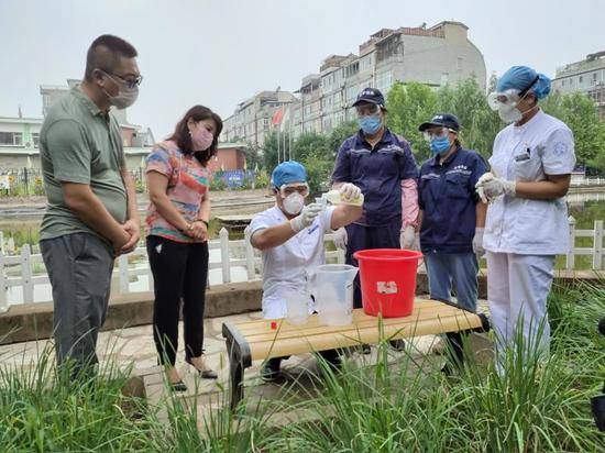 消毒指导员现场演示消毒液调配。丰台区委宣传部供图