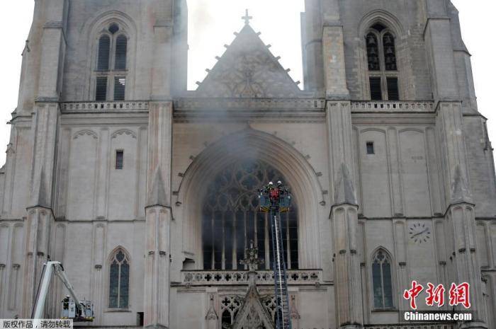 法国西部城市南特的地标建筑圣皮埃尔与圣保罗大教堂当地时间18日遭遇大火。