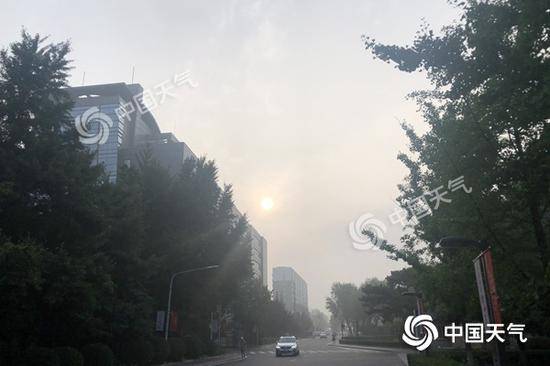今晨，北京空气湿度较大，能见度较低。（图/江漪）