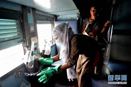 ▲7月1日，在印度新德里东部阿嫩德维哈尔火车站，工作人员在改造成新冠隔离点的火车车厢内做准备。新华社发（帕塔·萨卡尔摄）
