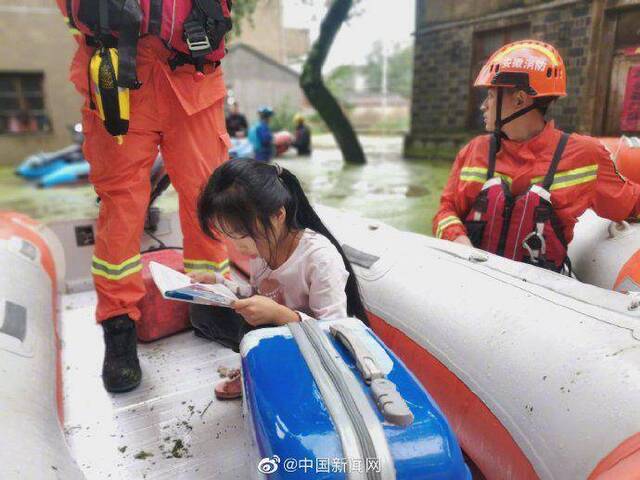 被救援小女孩救生艇上不忘读书图