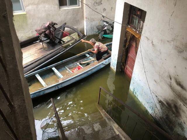 部分房屋由于地基稍低，已经进水。