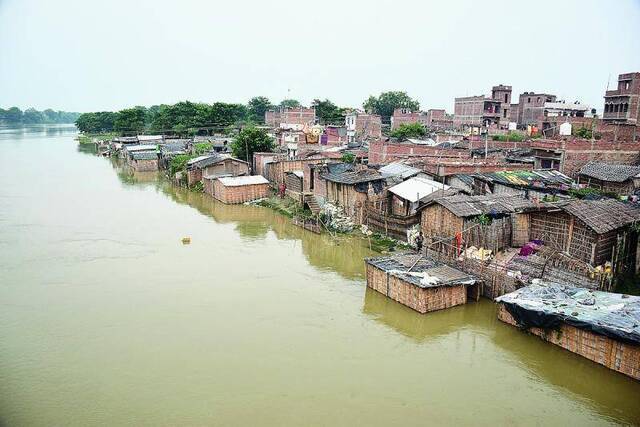印度多地出现洪灾比哈尔邦多处河流超警