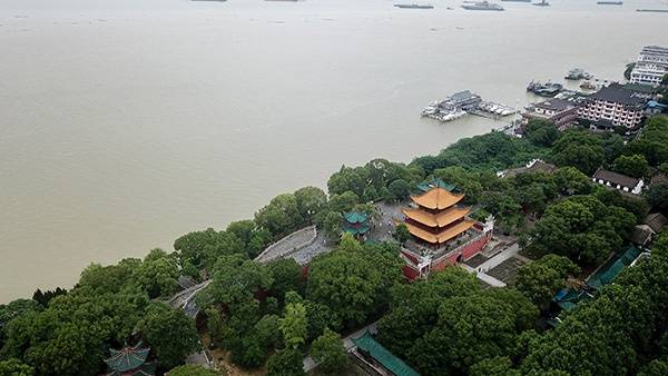 7月13日拍摄岳阳楼景区，旁边的洞庭湖处于超警戒水位状态（无人机照片）。新华社资料图