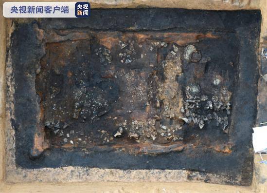 西安白鹿原发现西汉大型墓葬 出土2200多枚玉衣片