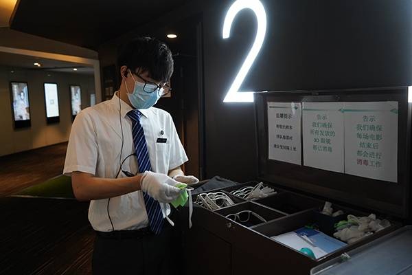 工作人员正在对3D眼镜进行消毒。澎湃新闻见习记者曹伊湄图