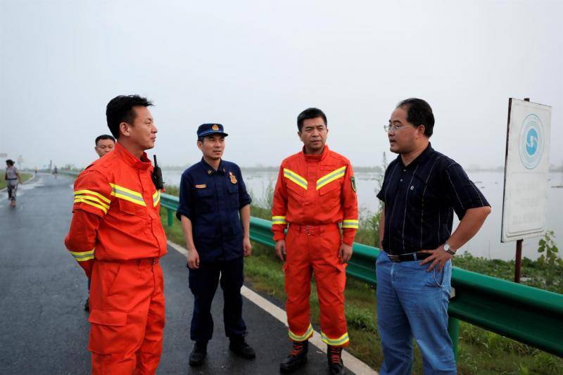 抵达后，救援队第一时间与当地党委政府和消防救援大队联系对接，了解掌握汛情形势。上海消防供图