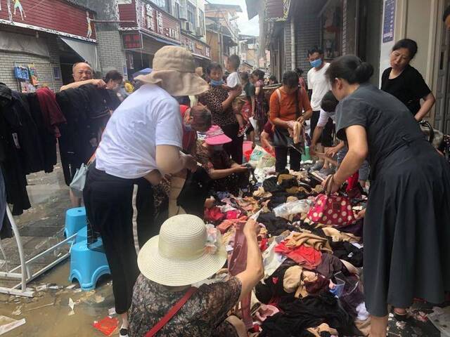 7月20日，胜利街被淹商铺进行“大甩卖”。新京报记者向凯摄