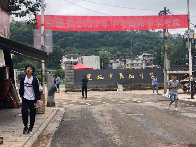 7月20日，考点之一的舞阳中学顺利举行中考。新京报记者向凯摄